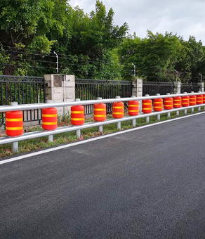 公路旋转式防撞护栏
